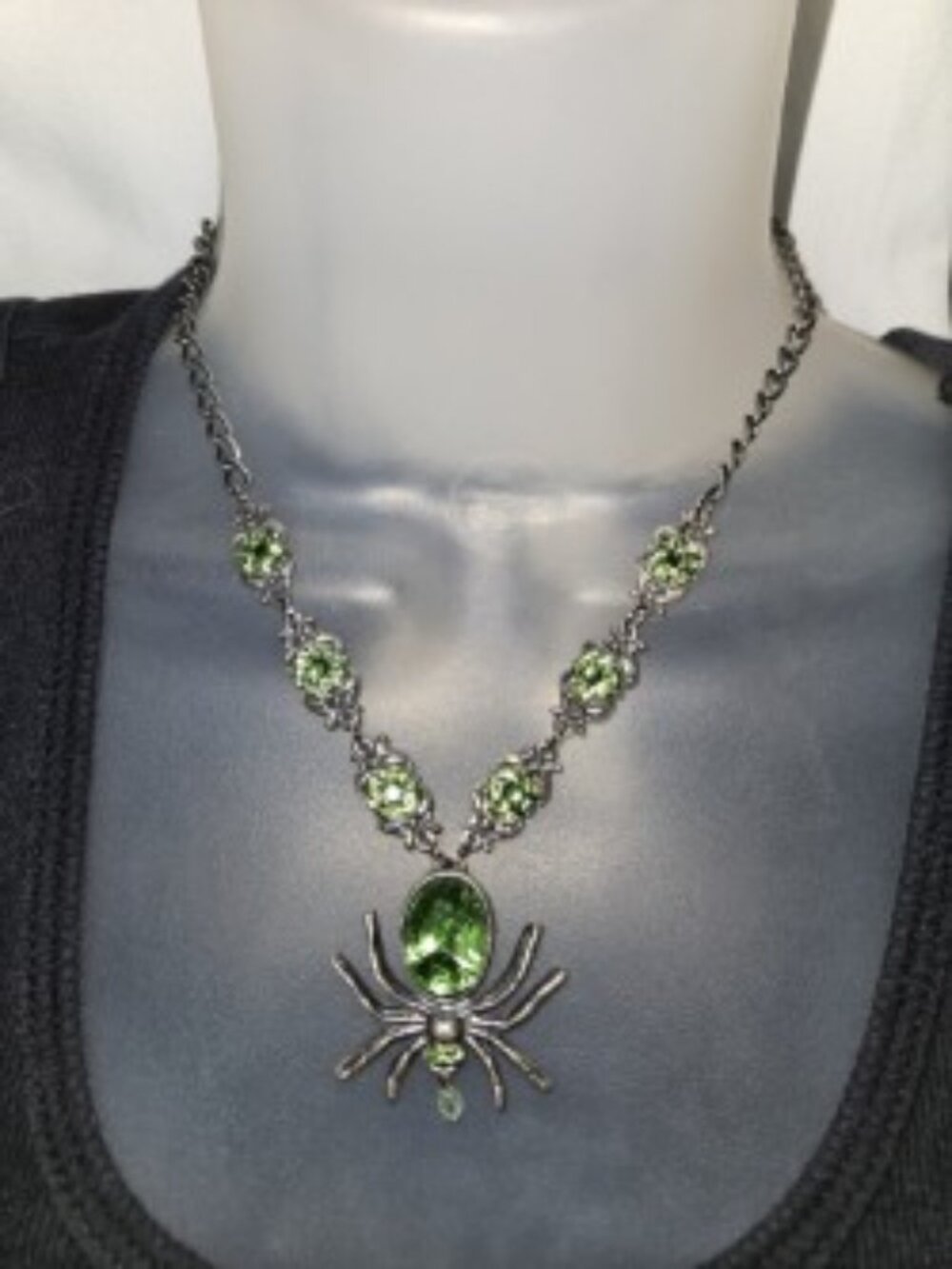 NWT VINTAGE JEWELED GREEN SPIDER NECKLACE SILVER CHAIN GOTH PUNK ROCK EDC